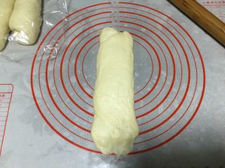 10、北海道吐司（70%冷藏中种）,第二次擀，擀成长条，自上而下卷起，口捏紧