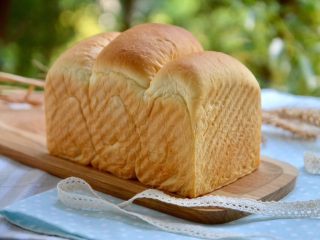 14、北海道吐司（70%冷藏中种）,出炉后立即倒出，在晾架上放是手温，用保鲜袋装好