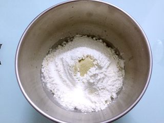 2、热狗面包,把材料除了黄油外，都放入和面桶，顺序为牛奶、鸡蛋液、糖和盐对角放，然后放面粉，酵母放最上面