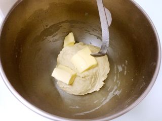 4、热狗面包,加入黄油，继续再开两次和面程序，共和面二次（共30分钟）