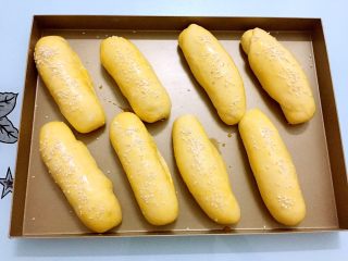 15、热狗面包,再撒上白芝麻