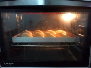 16、热狗面包,放入预热好的烤箱，上火120度，下火150度，中层20分钟（上色满意加盖锡纸）