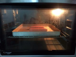 18、热狗面包,热狗肠放入预热好的烤箱，上下火200度烤7-8分钟