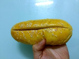 19、热狗面包,把晾凉的面包从中间切开，不要切断