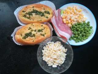 1、花式烤面包,准备好食材。冰箱里没有吐司片,用了2只香葱面包。
