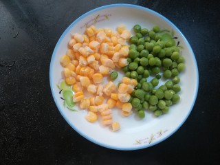 2、花式烤面包,搭配的食材根据喜好来进行调整。