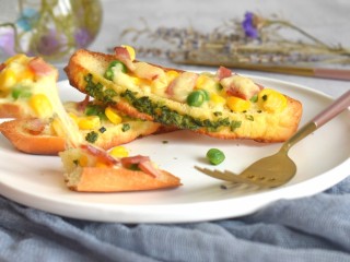 12、花式烤面包,出炉后趁热食用。我用的是安佳的马苏里拉奶酪,拉丝超棒,面包底壳金黄脆香。