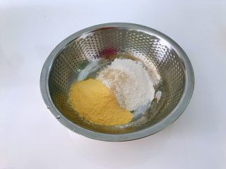 1、藜麦菠菜虾仁披萨，吃出藜麦的纯，吃出菠菜的个性,精白面粉、玉米面、酵母放一起。用的烤盘是8寸的，不喜欢太厚的面饼，同时加入了二分之一的玉米面，粗细搭配更健康。