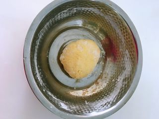 2、藜麦菠菜虾仁披萨，吃出藜麦的纯，吃出菠菜的个性,加入水和成面团，发酵至两倍大。发酵时可将装有面团的餐具放入温暖的水中加快发酵的速度。