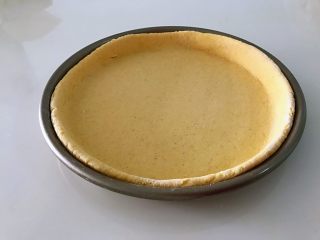 3、藜麦菠菜虾仁披萨，吃出藜麦的纯，吃出菠菜的个性,拿出揉面排气，擀成圆形，放入烤盘，烤箱40度发酵。