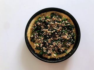 4、藜麦菠菜虾仁披萨，吃出藜麦的纯，吃出菠菜的个性,藜麦清洗干净，加没过藜麦一点点的水，大火烧开小火煮，水干藜麦熟，很容易熟的，10分钟就好了。同时菠菜入锅焯水，挤干水，切小。面饼拿出来用叉子按出小洞，刷上番茄酱，放一层芝士、菠菜、藜麦、虾仁、红椒。