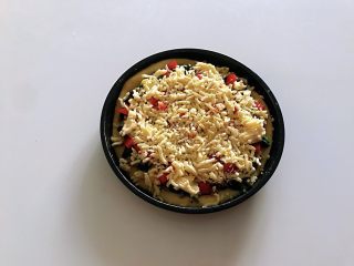 5、藜麦菠菜虾仁披萨，吃出藜麦的纯，吃出菠菜的个性,最上面放一层厚厚的芝士。