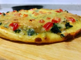 6、藜麦菠菜虾仁披萨，吃出藜麦的纯，吃出菠菜的个性,入预热好的烤箱，上下火185度20分钟即可。饼脆美味。