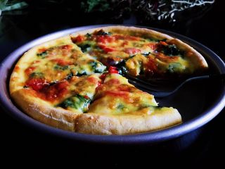 7、藜麦菠菜虾仁披萨，吃出藜麦的纯，吃出菠菜的个性,成品。