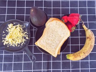 1、辅食12M➕水果吐司披萨,准备好所有材料