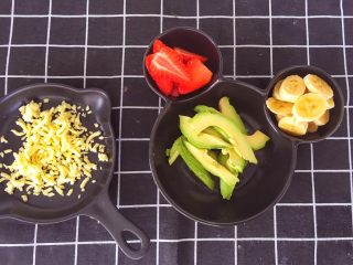 2、辅食12M➕水果吐司披萨,香蕉去皮切片；牛油果去皮切片；草莓切片；奶酪切丝备用