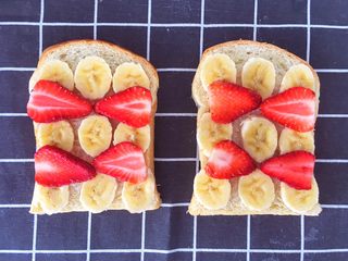 4、辅食12M➕水果吐司披萨,将????草莓片摆在香蕉片中间