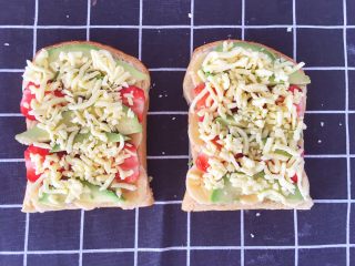 6、辅食12M➕水果吐司披萨,最后铺上一层奶酪片或者奶酪丝