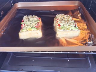 7、辅食12M➕水果吐司披萨,上下火180度烤10分钟奶酪完全融化即可