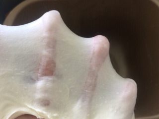 6、佛系养生黑芝麻辫子面包,第六步：出现厚膜就准备加入黄油