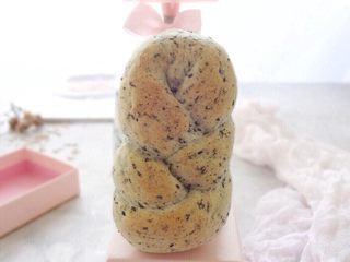 24、佛系养生黑芝麻辫子面包,成品图