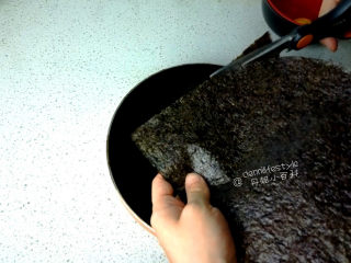 1、海苔双色蛋卷,将海苔用剪刀剪成适合锅的形状