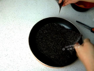 2、海苔双色蛋卷,将海苔用剪刀剪成适合锅的形状