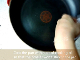 3、海苔双色蛋卷,将少量植物油倒在纸巾上,并均匀涂抹于平底锅表面