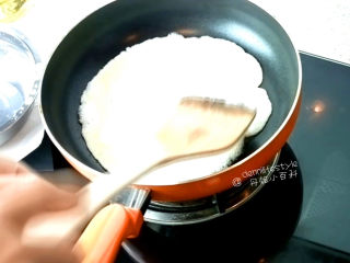 6、海苔双色蛋卷,锅中加入适量油,中火烧至七成熟,倒入蛋清,摊平