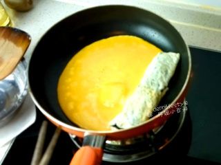 8、海苔双色蛋卷,倒入蛋黄液