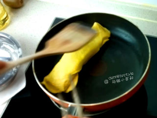 9、海苔双色蛋卷,等到底面凝固,表面还没有凝固时,从蛋白卷一侧将蛋黄卷起