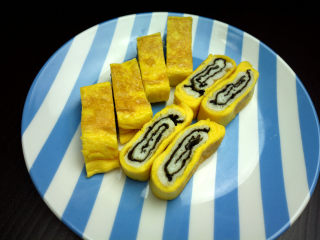 10、海苔双色蛋卷,冷却后切成小块,即可