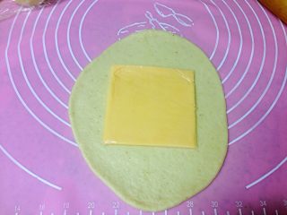 5、芝士肠仔包,在面片上放一片芝士片（口味不限）。