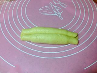 6、芝士肠仔包,从一前一后向中间卷起。