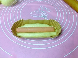 8、芝士肠仔包,肠仔摆放在中间缝隙中。