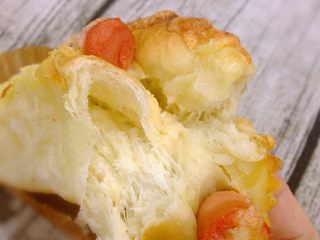 13、芝士肠仔包,看看里面的组织。