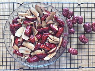 2、枣泥糕,加入纯净水泡3小时左右，让它们充分泡发