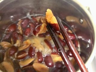 4、枣泥糕,煮好的枣肉状态应该是筷子轻轻一夹就碎的