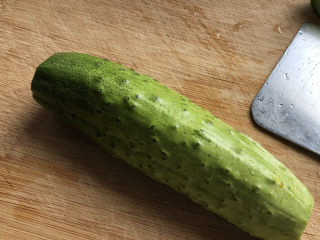 1、黄瓜拌猪耳朵,黄瓜洗净，切去头尾。