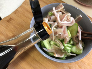 9、黄瓜拌猪耳朵,加生抽