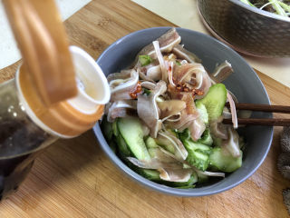 13、黄瓜拌猪耳朵,麻油