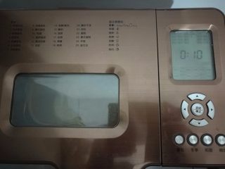 2、奥尔良鸡肉披萨,启动面包机和面程序10分钟。