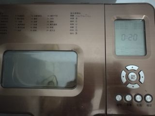 3、奥尔良鸡肉披萨,和面结束暂停8分钟后继续和面20分钟。