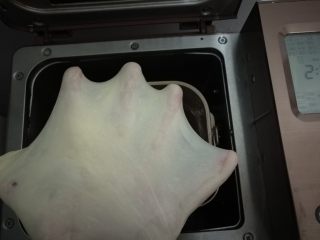 4、奥尔良鸡肉披萨,和面结束，检查面团，能够拉出柔韧的薄膜。
