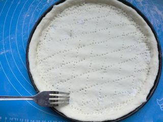 8、奥尔良鸡肉披萨,用叉子叉些小孔，防止烤制时鼓起，放进预热好的烤箱烤制8分钟。