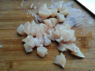9、奥尔良鸡肉披萨,鸡肉切成丁。