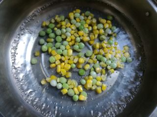 11、奥尔良鸡肉披萨,甜玉米粒和青豆过水焯熟。