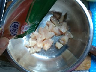 10、奥尔良鸡肉披萨,放进盆里，加入奥尔良腌肉料，搅拌均匀，腌制10分钟（可以提前腌制）。