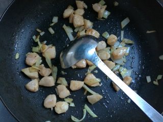 12、奥尔良鸡肉披萨,炒锅烧热，下适量洋葱粒，加入腌制好的鸡丁，翻炒至8分熟。