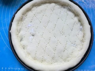 13、奥尔良鸡肉披萨,饼坯取出。